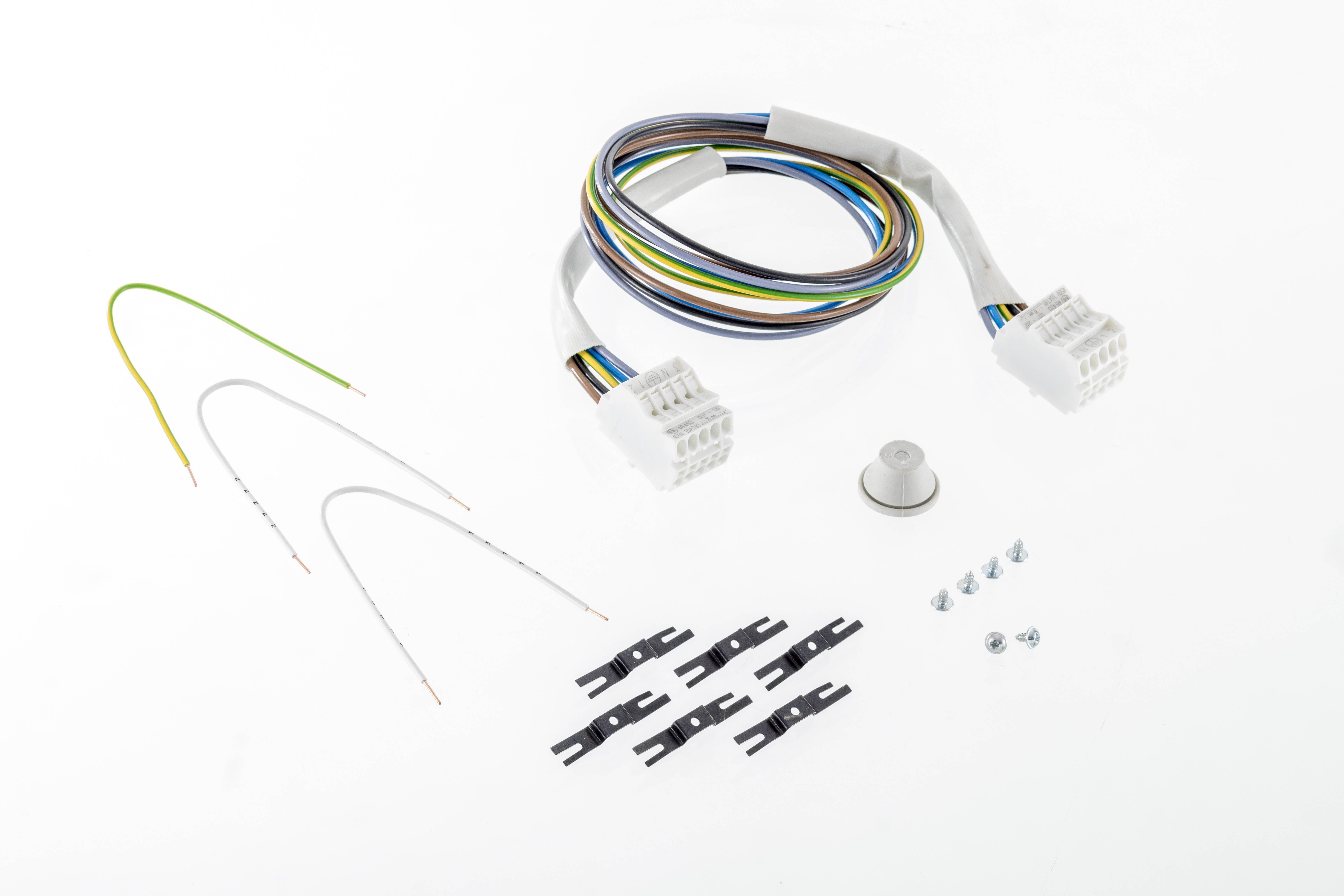 Mehrfarbiges Kabelset mit Steckverbindern, Drahtklemmen und Schrauben, auf weißem Hintergrund abgebildet.用于连接 elektronischer Geräte.