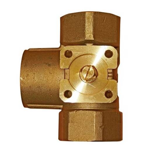 Ein metallisches T-Stück aus Kupfer mit Schraubverbindungen. Es wird zur Verbindung von Rohren in einer Rohrleitung verwendet.