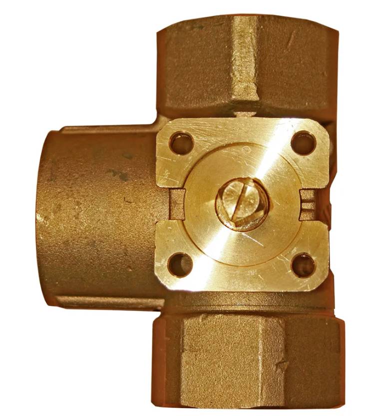 Ein Messing-T-Stück mit verschraubten Enden, das in Rohrleitungen zur Verbindung von drei Leitungen verwendet wird.