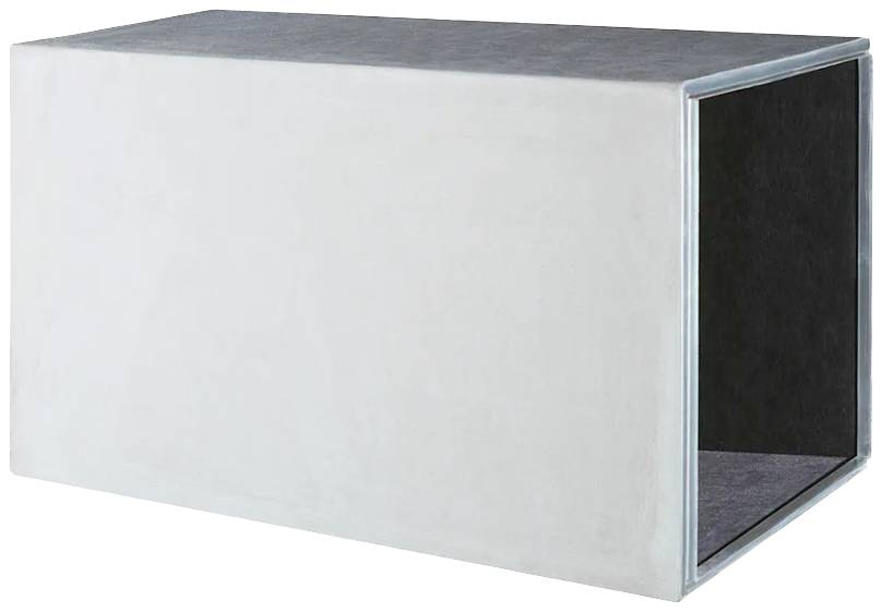 Ein rechteckiger, hohler Metallblock mit offenem Ende.