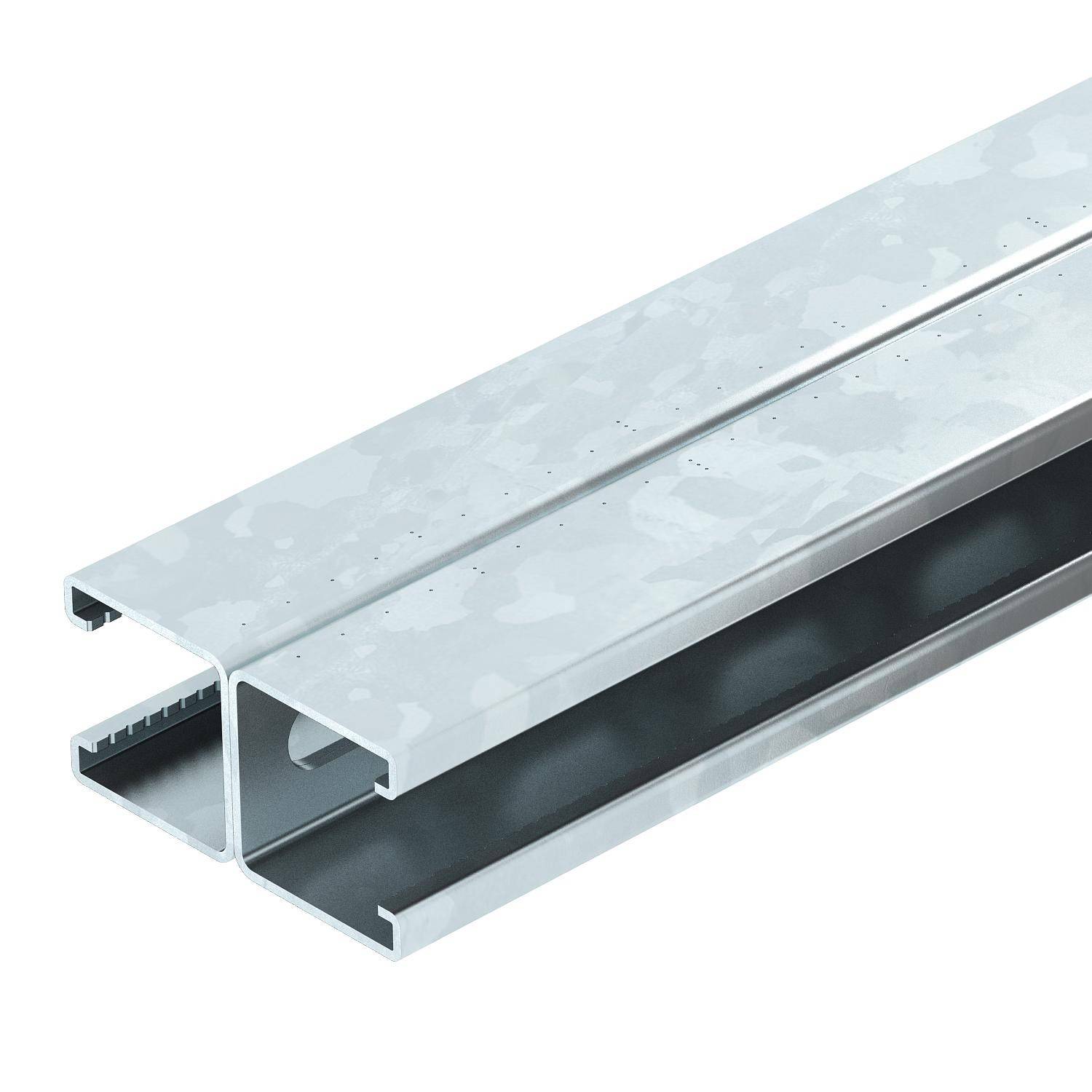 Ein verzinkter Metallträger in U-Form wird aus einem diagonalen Winkel gezeigt. Er hat eine silberne Oberfläche und ist strukturiert.