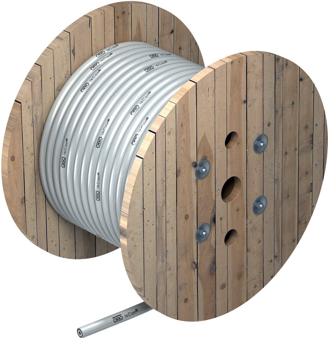 Eine große Holzspule mit aufgerolltem, dickem grauem Kabel. Ein Teil des Kabels hängt lose herunter.