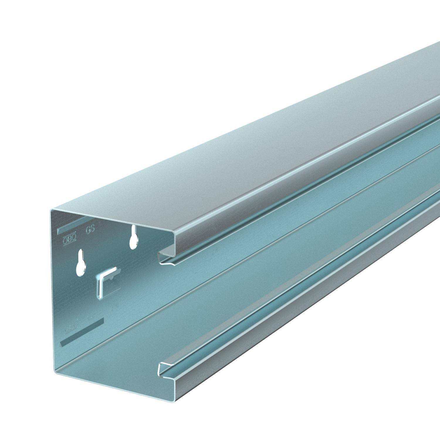 Metallschiene mit C-Profil, oft für Decken oder Wände in Bauprojekten genutzt, zeigt Öffnungen für Schrauben und Befestigungen.