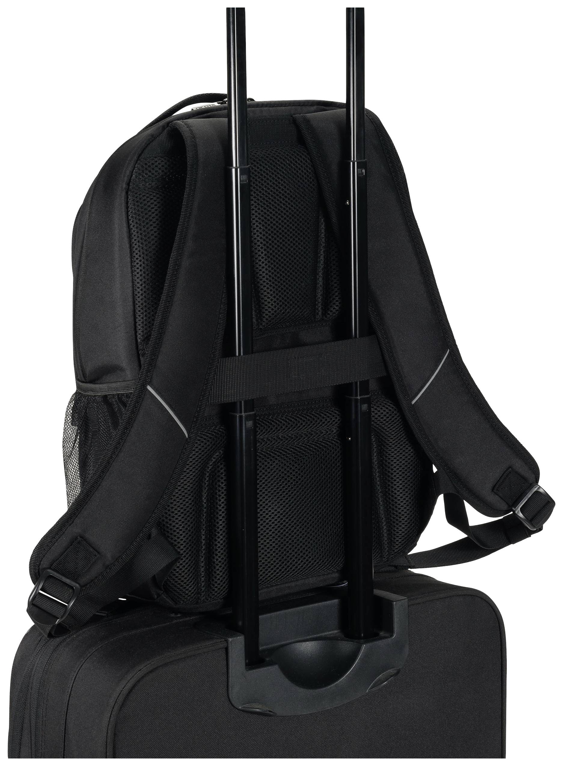 Schwarzer Rucksack wird auf einem Koffergriff befestigt, bereit für Reisen. Beide sind schwarz, der Rucksack hat gepolsterte Träger.