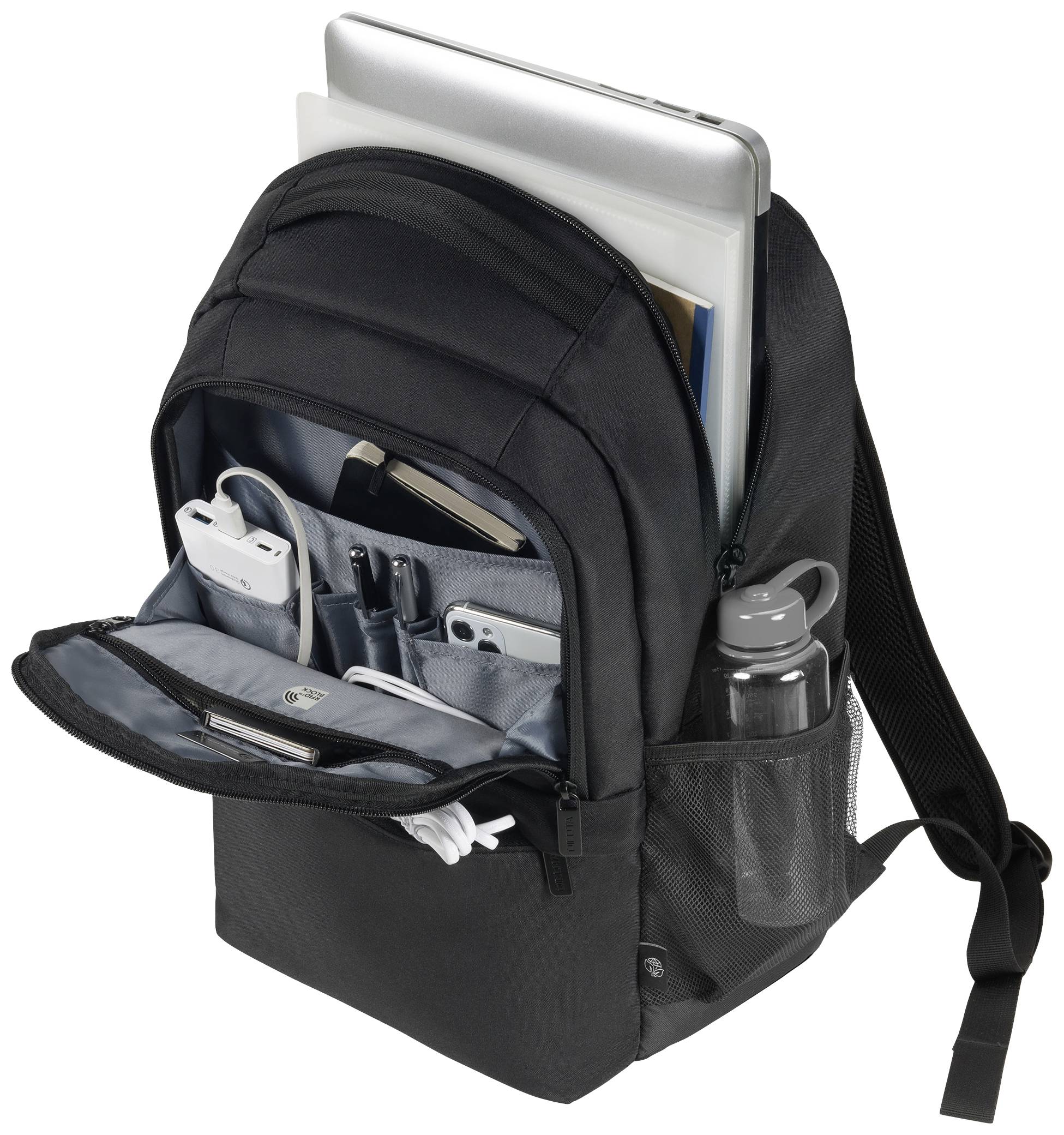 Ein geöffneter schwarzer Rucksack zeigt Fächer mit Laptop, Ladegeräten, Stiften und einer Trinkflasche.