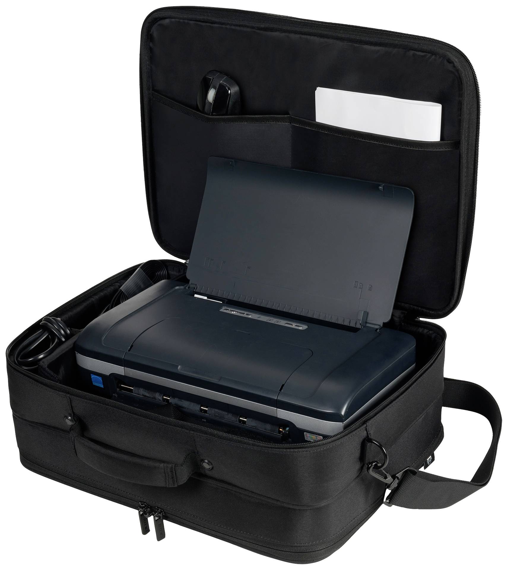 Ein tragbarer Drucker in einer geöffneten schwarzen Tragetasche mit Kabel und Mausfach, bereit zum Einsatz.