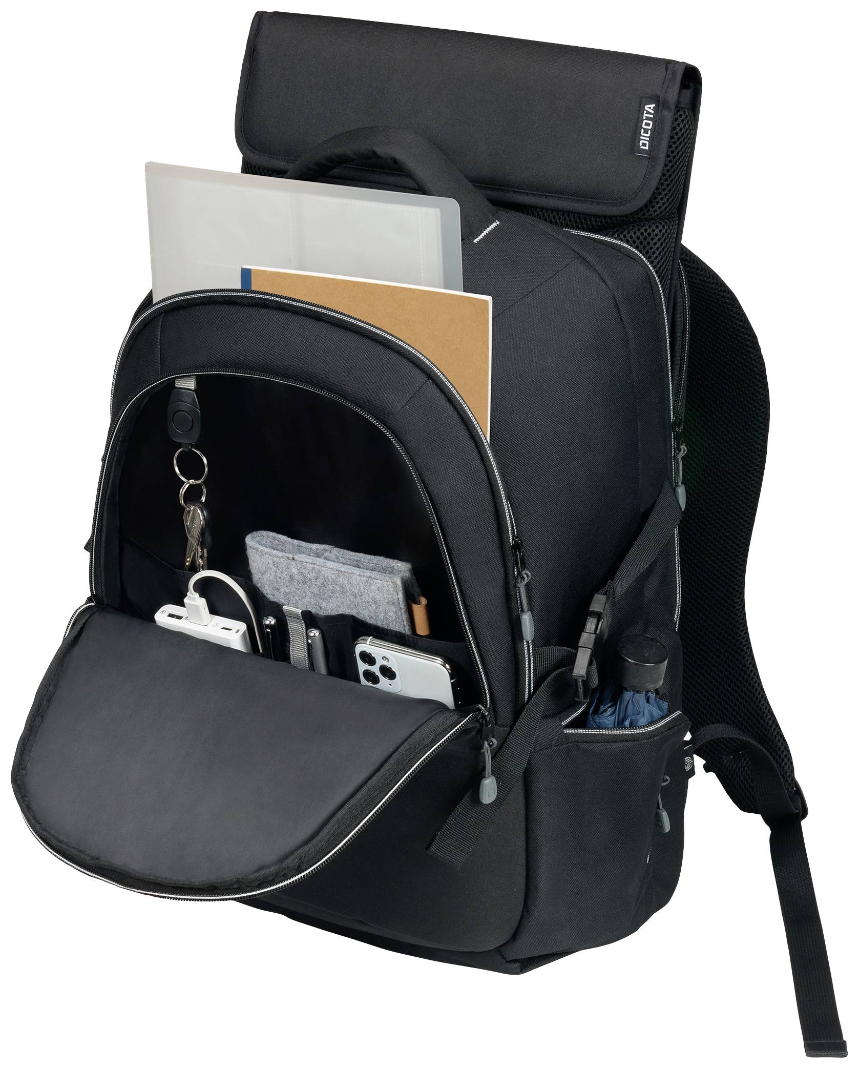 Schwarzer Rucksack mit mehreren Fächern, gefüllt mit einem Laptop, Notizblock, Smartphone, Schlüsseln und Stifthalter.