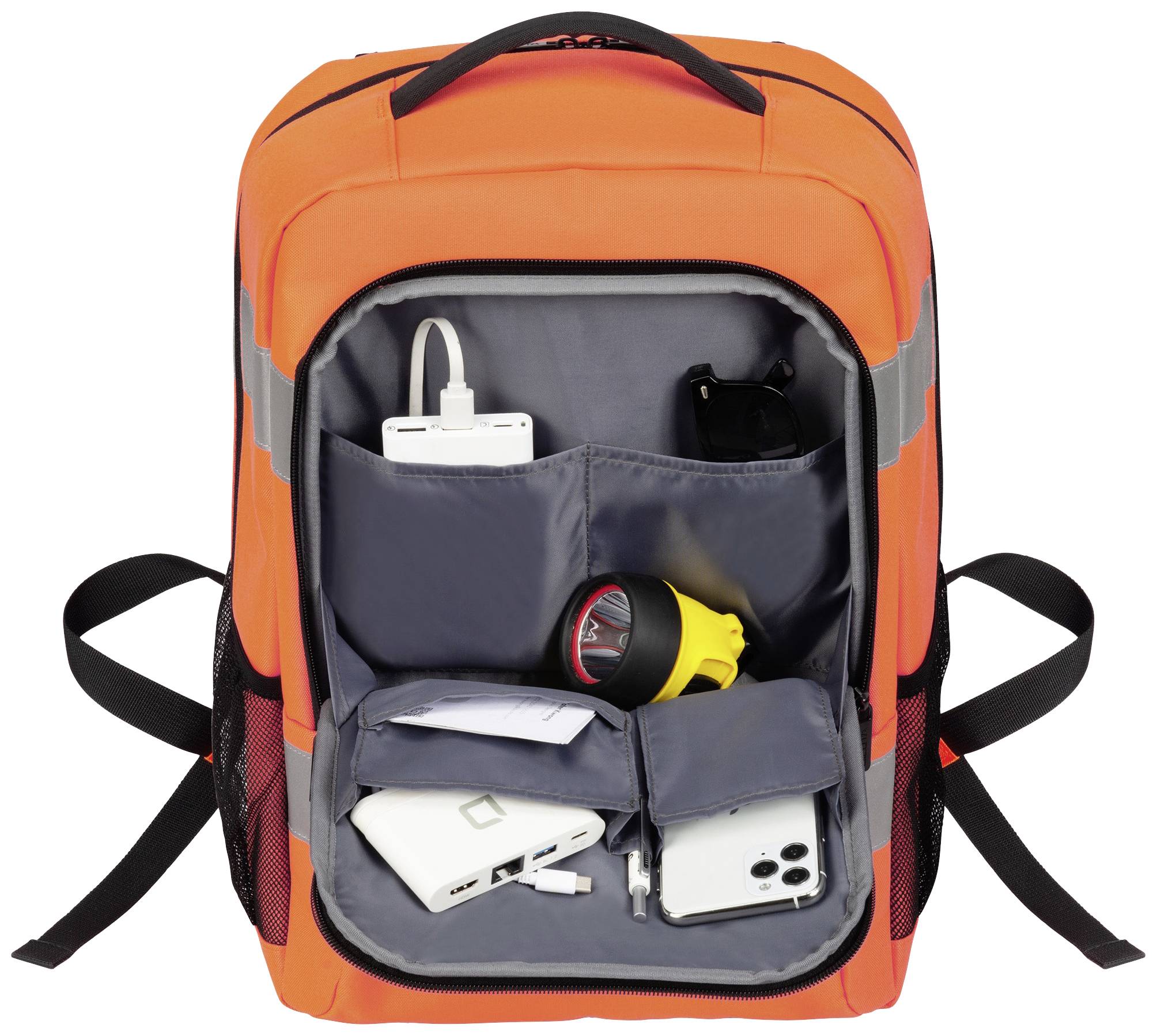 Ein orangefarbener Rucksack mit reflektierenden Streifen, geöffnet, um verschiedene Gegenstände im Inneren zu zeigen, wie Telefon und Taschenlampe.