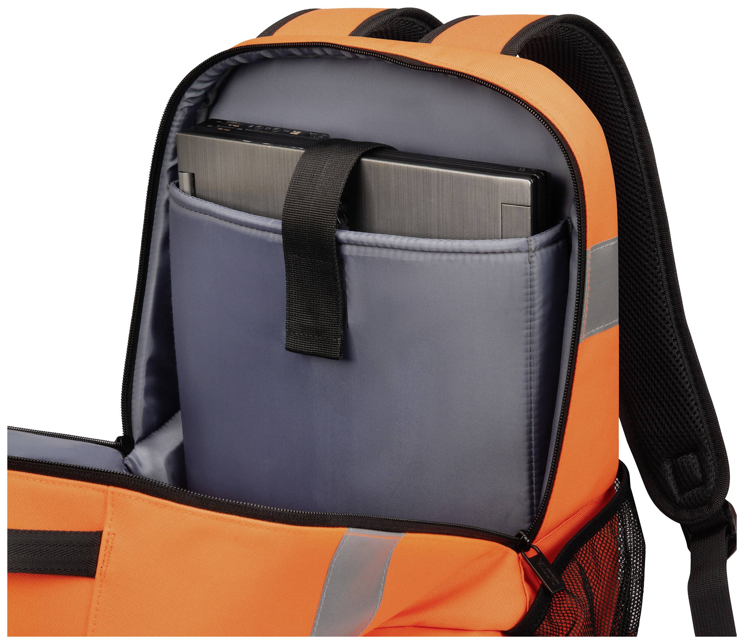 Ein geöffneter, orangefarbener Rucksack mit reflektierenden Streifen zeigt ein Fach mit einem Laptop darin.