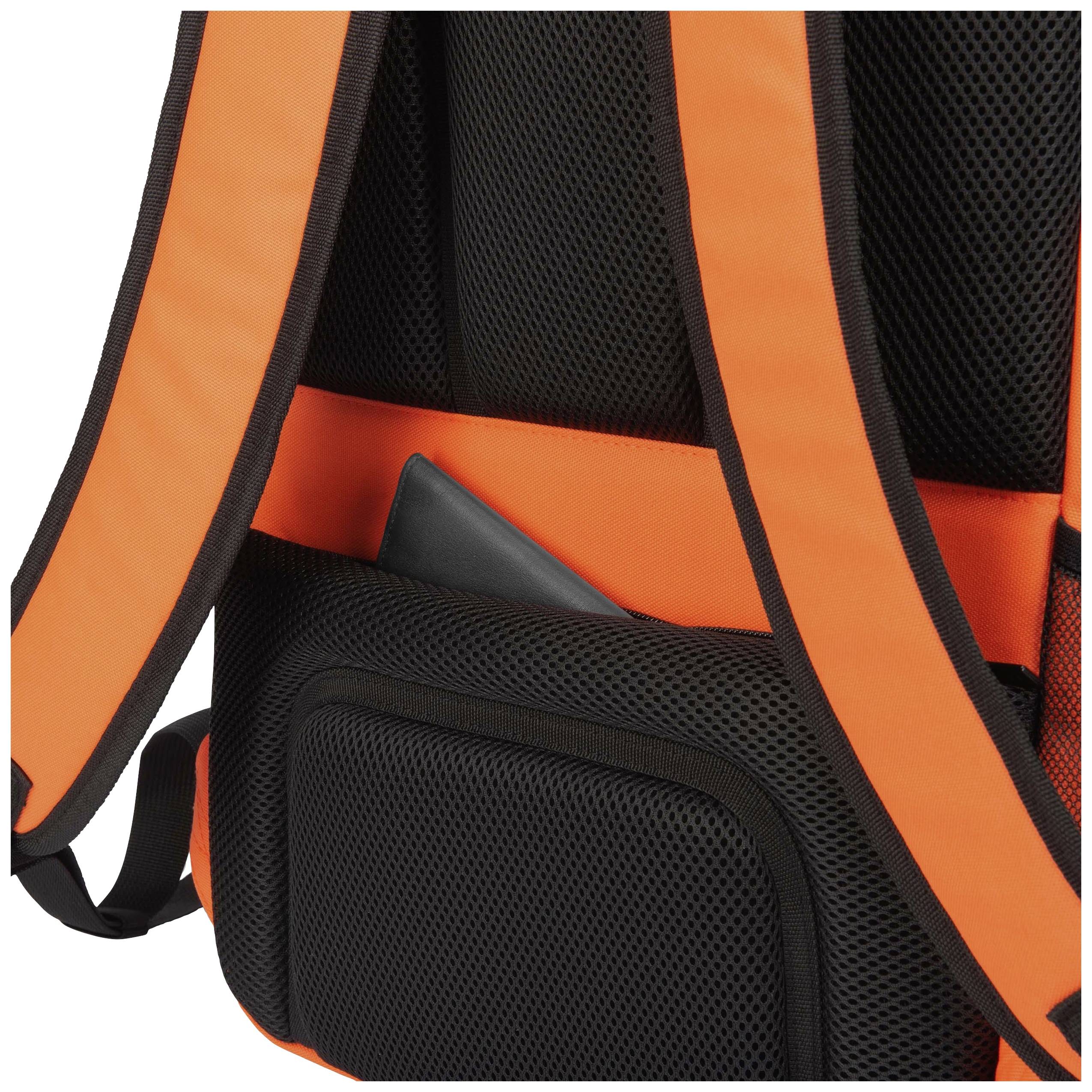 Oranger Rucksack mit schwarzem Netzmaterial zeigt eine kleine Tasche an der Seite mit einem schwarzen Gegenstand darin.