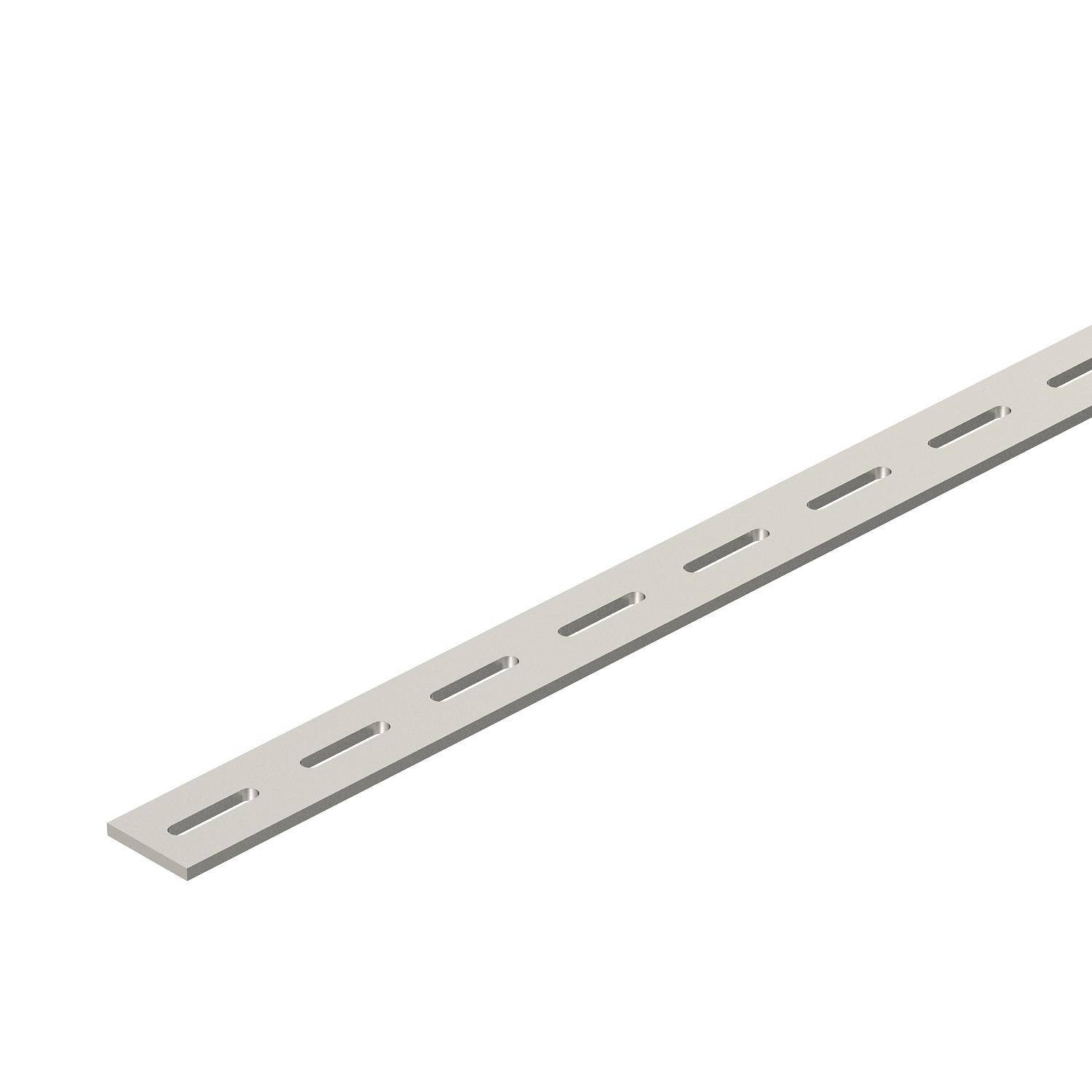 Ein langes, graues Metallprofil mit gleichmäßig verteilten rechteckigen Löchern.