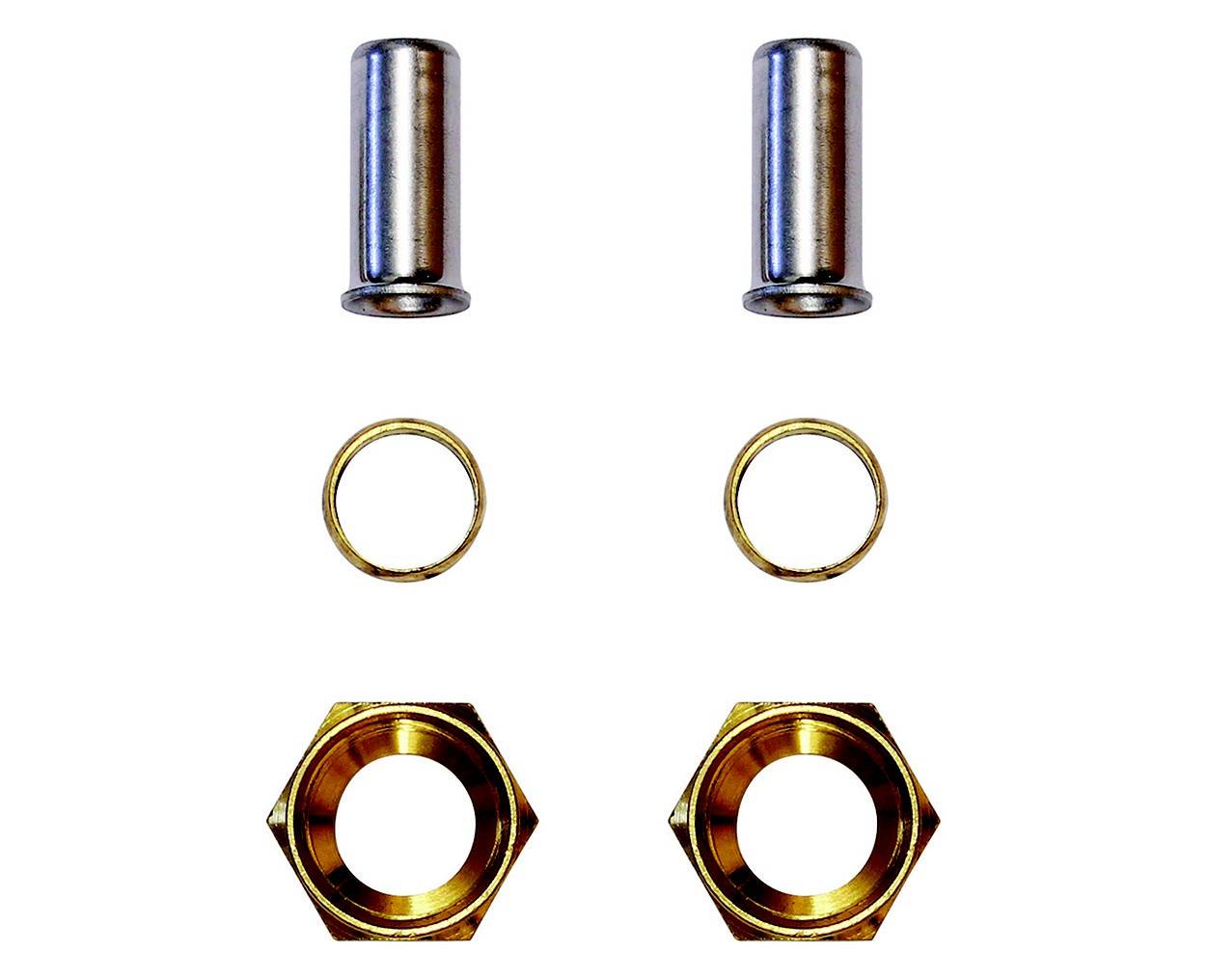 Zwei Stahlhülsen, zwei Messingringe und zwei Messingmuttern auf weißem Hintergrund angeordnet. Komponenten für eine mechanische Verbindung.