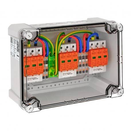Elektrischer Verteilerkasten mit bunten Kabeln und Schaltern, die in Reihen angeordnet sind, zeigt Verkabelungsinstallation.