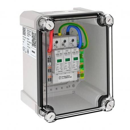 Ein transparentes Gehäuse zeigt ein elektrisches Schaltgerät mit mehreren farbigen Kabeln und Schutzschaltern zur PV-Überspannungsschutz.