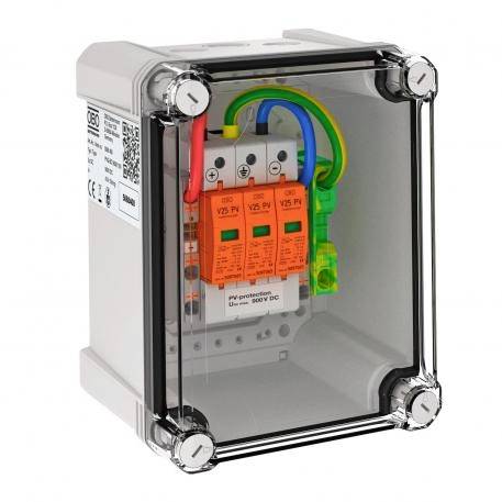 Ein transparenter Schutzkasten mit mehreren bunten Kabeln und drei orangefarbenen PV-Schutzschaltern, die 'PV Protector' beschriftet sind.