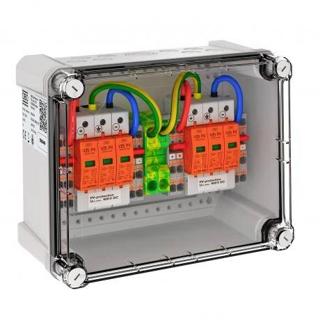 Ein transparenter Sicherungskasten zeigt innen bunte Kabel und zwei orangefarbene Sicherungen mit technischer Beschriftung.