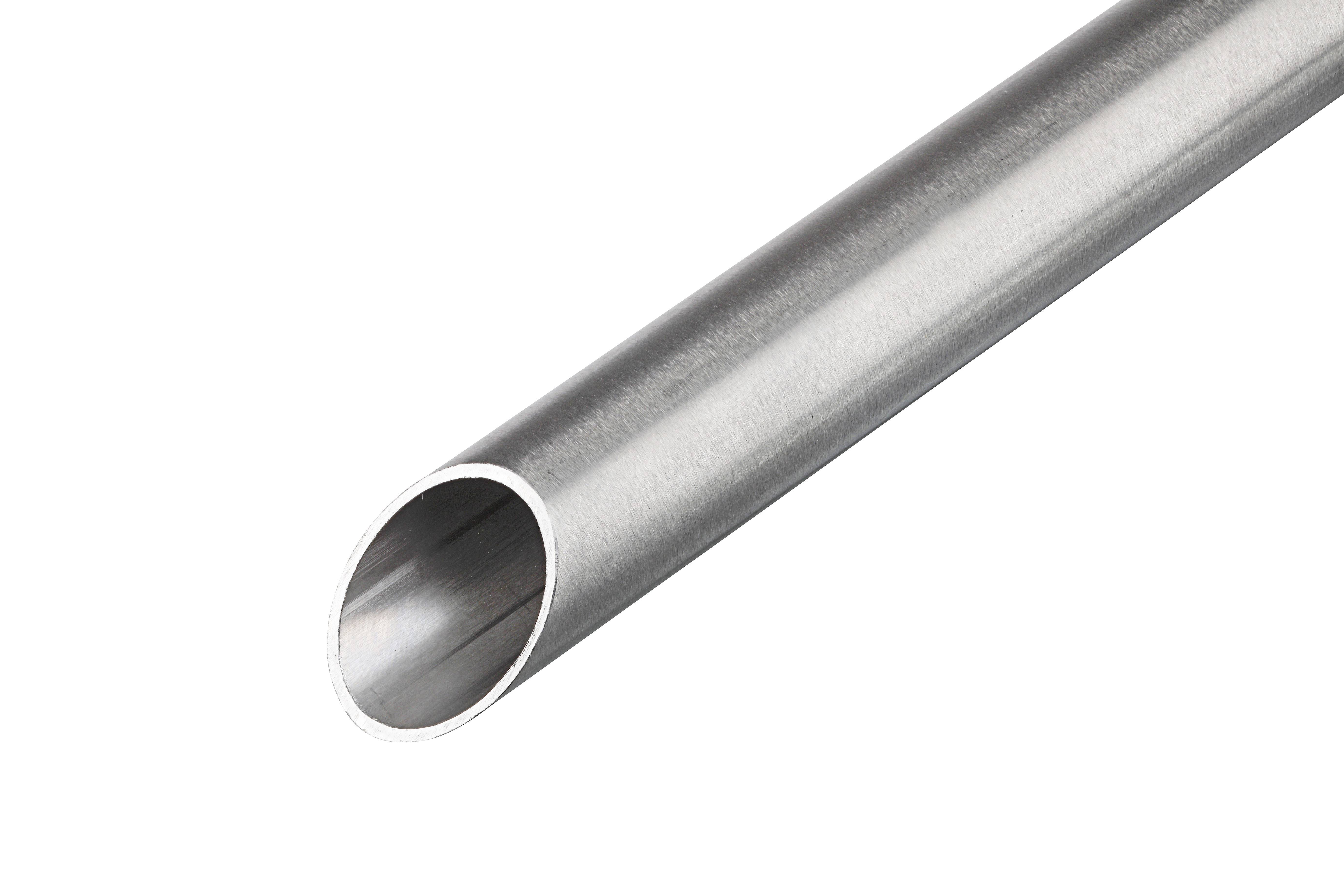 Ein silberfarbenes, glattes Metallrohr mit rundem Querschnitt ist diagonal von links oben nach rechts unten ausgerichtet.