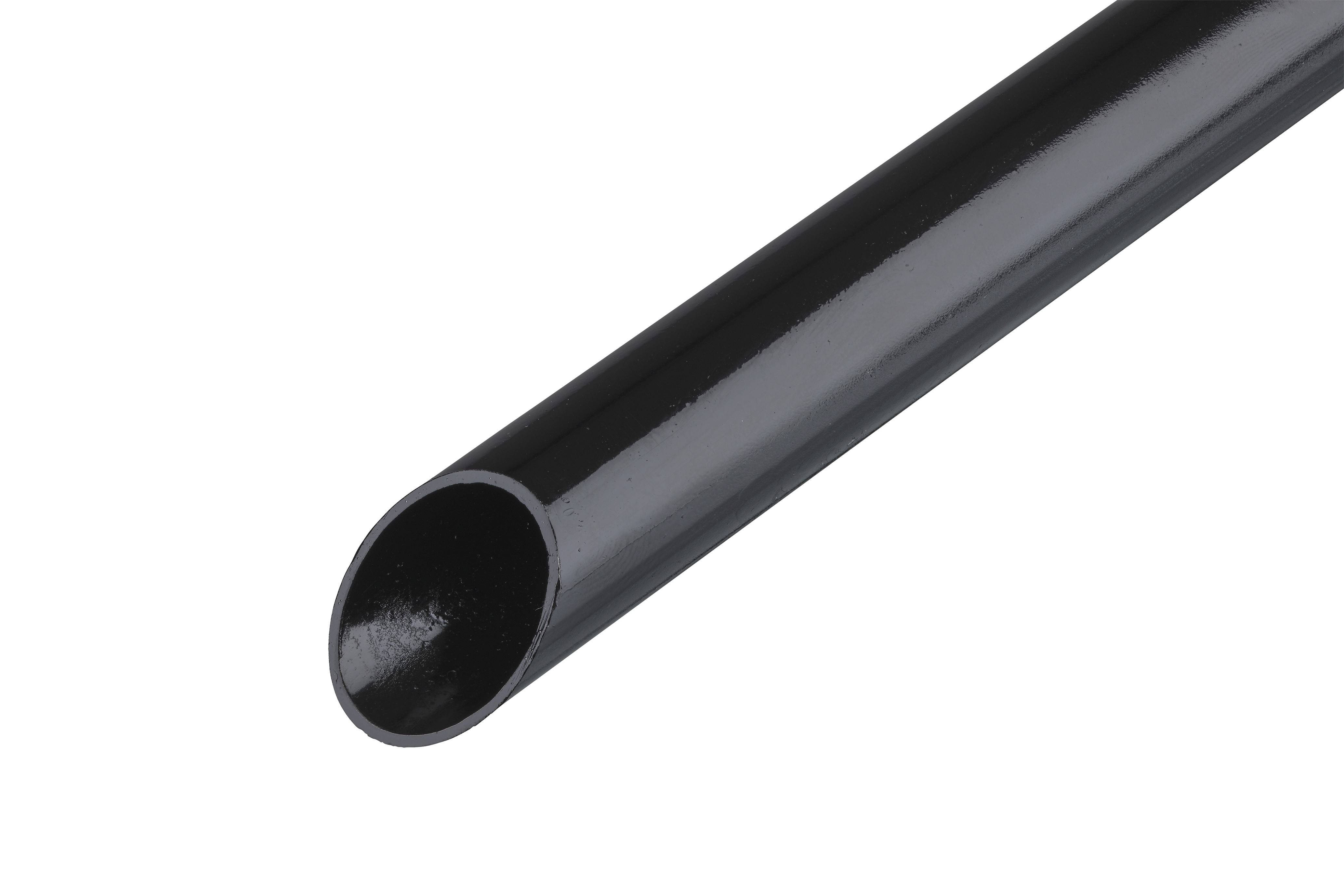Schwarzes Metallrohr, diagonal im Bild dargestellt, glänzende Oberfläche.