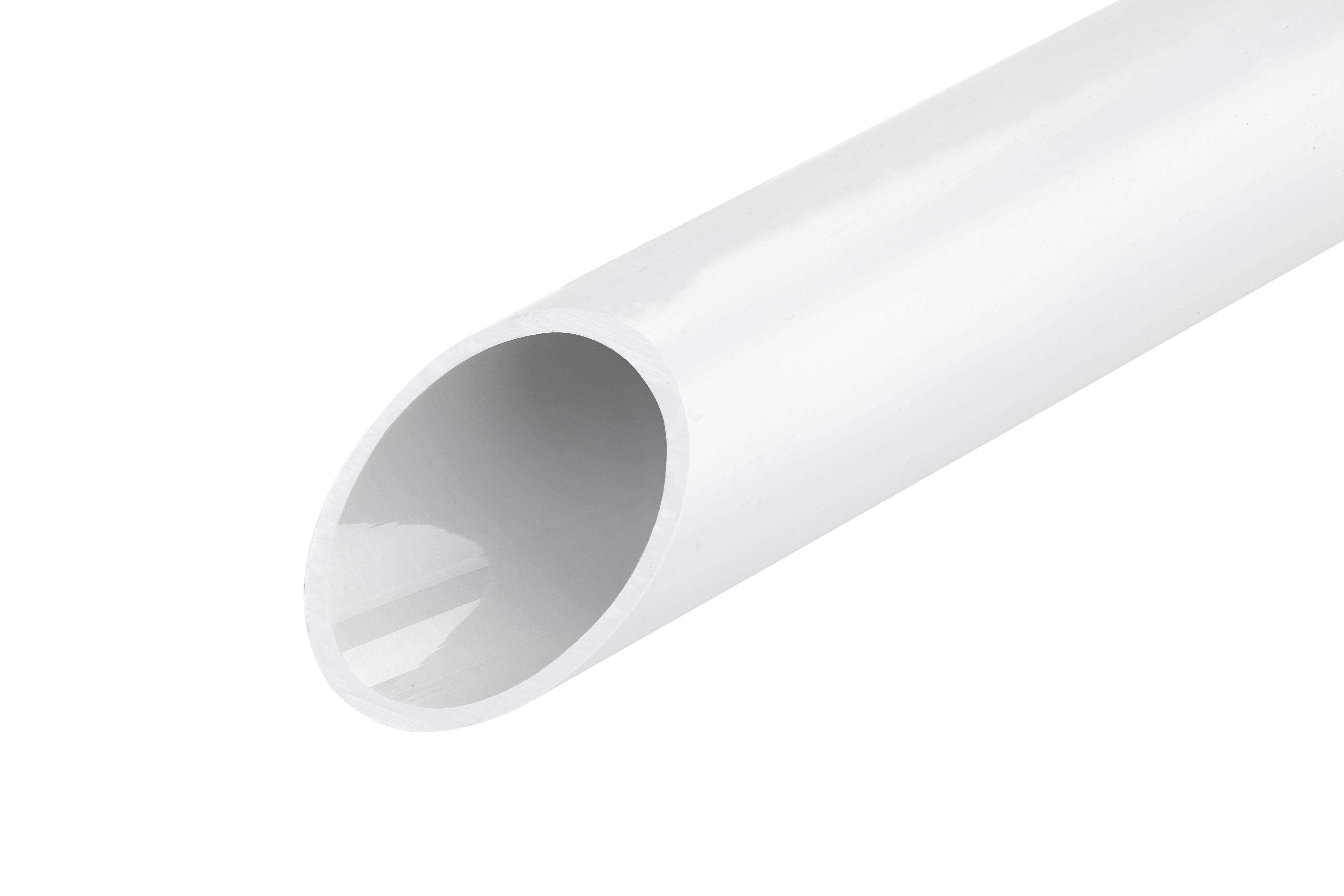 Plastikrohr in Nahaufnahme, zeigt die offene runde Kante und die glatte weiße Oberfläche des Rohrs.