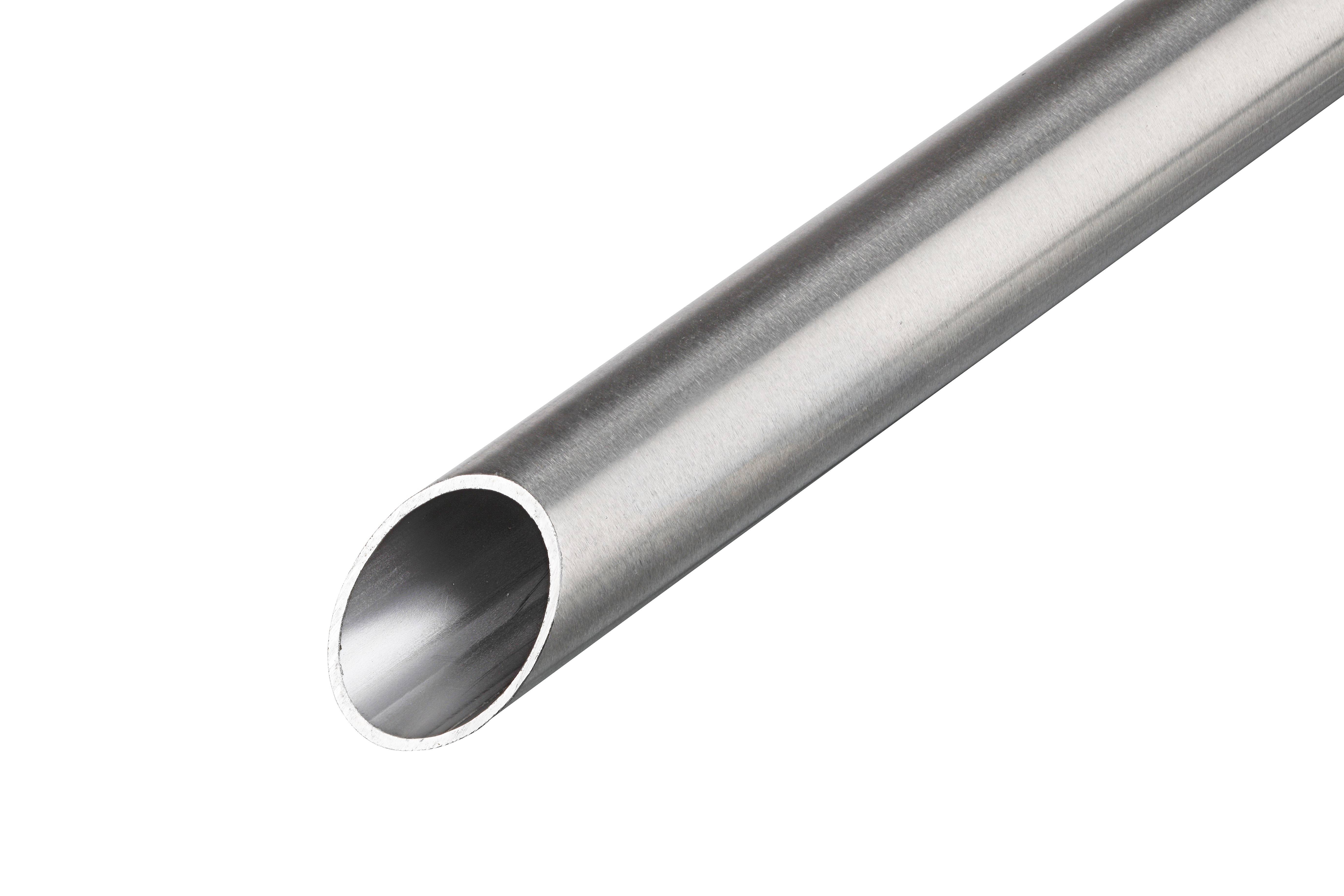 Ein glänzendes, silbernes Metallrohr mit kreisförmigem Querschnitt, das schräg von links nach rechts verläuft.