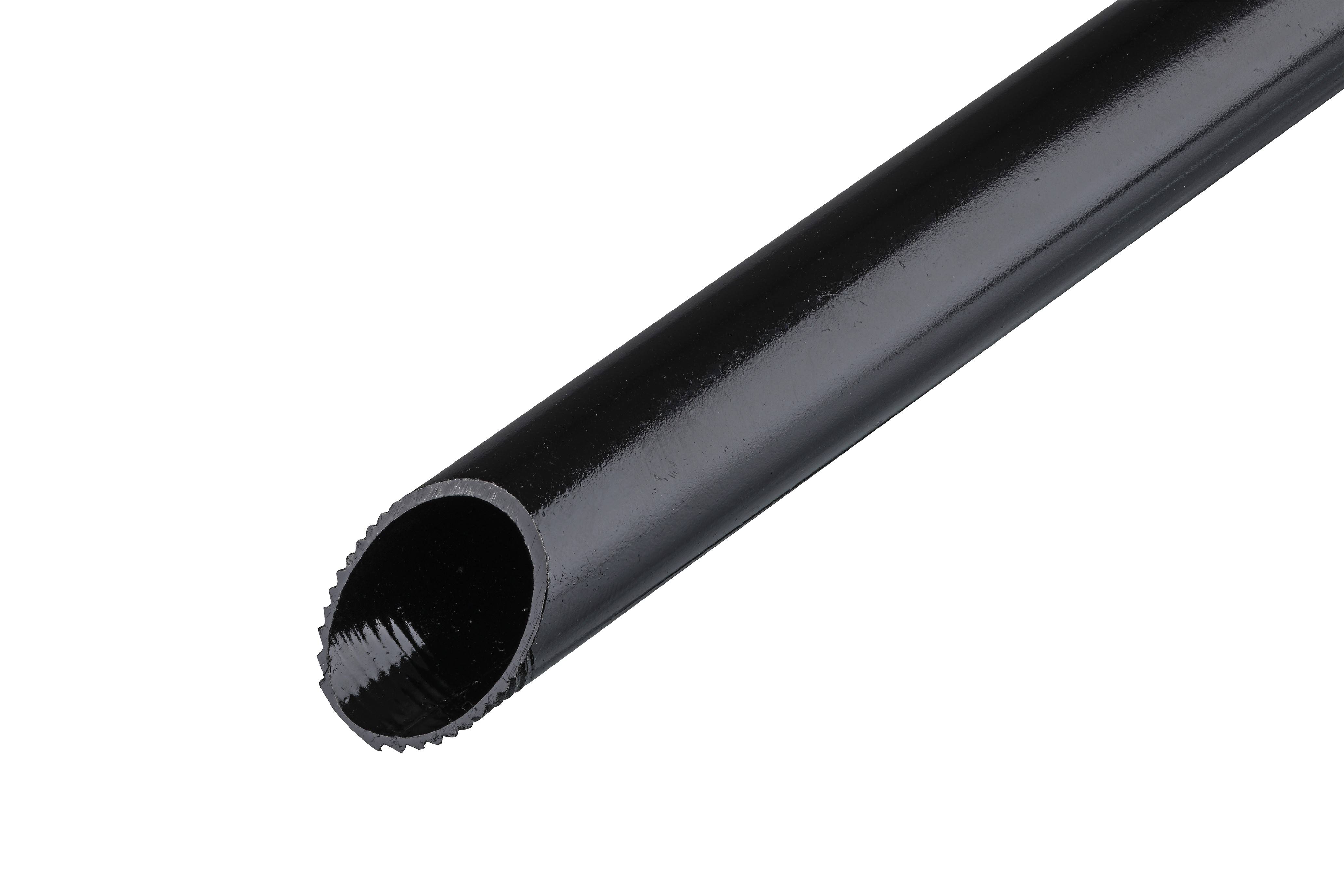 Ein schwarzes, zylinderförmiges Metallrohr mit einem geöffneten, leicht abgeschrägten Ende.