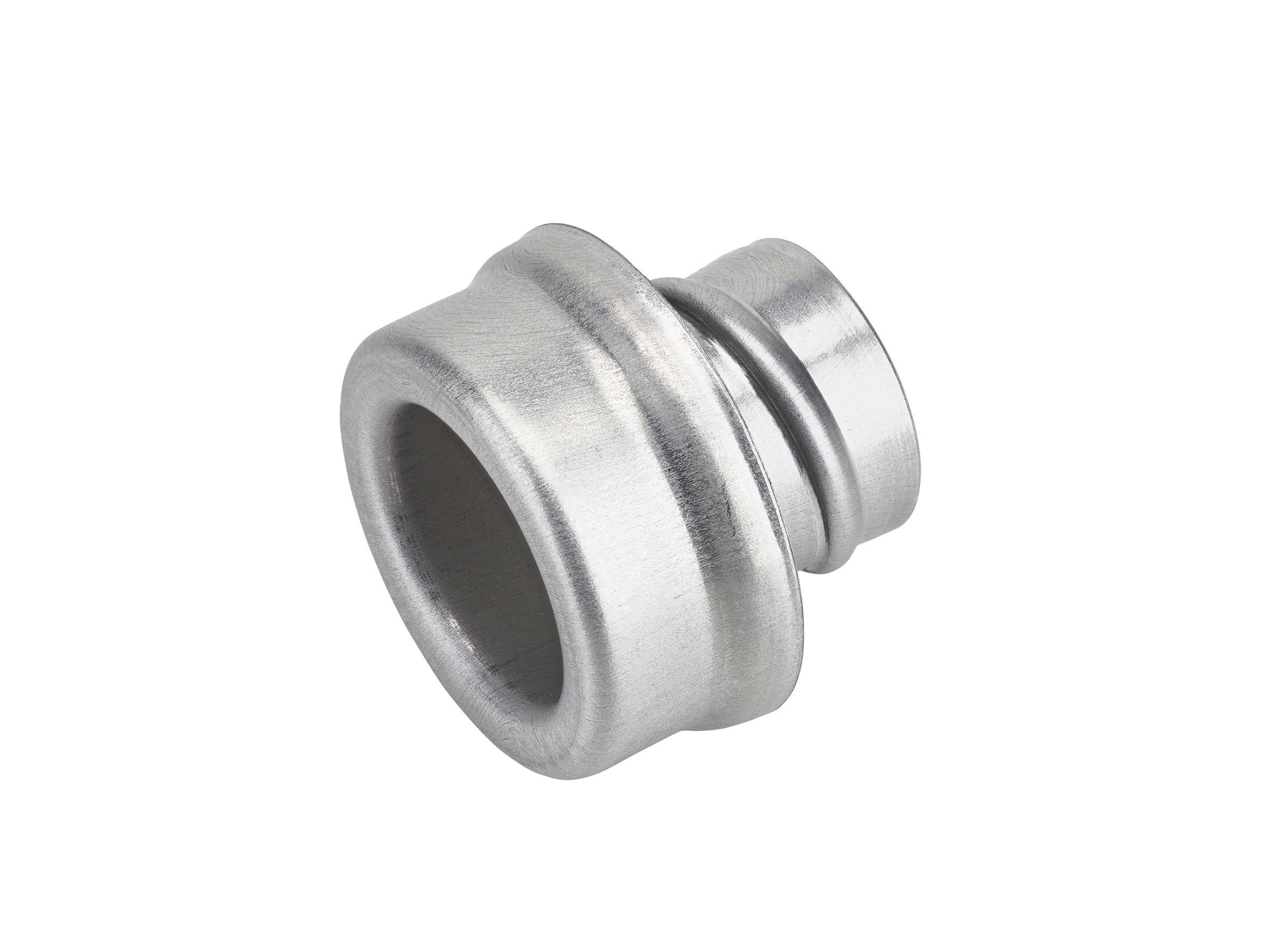 Metallanschlussstück mit glatter Oberfläche und zylindrischer Form, dargestellt aus einer leicht erhöhten Perspektive.