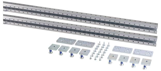 Zwei lange Metallschienen mit mehreren Befestigungslöchern, begleitet von einer Vielzahl kleiner Metallplatten, Schrauben und Muttern, die für ein Montagesystem bereitgestellt sind.
