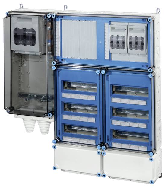 Ein elektrischer Verteilerkasten mit mehreren blauen und grauen Einheiten, Durchsichtige Abdeckungen zeigen diverse Schaltkreise.