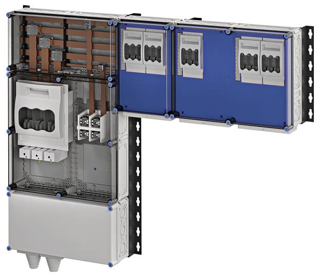 Stromverteilerkasten mit sichtbaren Kabeln und Anschlüssen. Gehäuse zeigt verschiedene Sektionen zur Organisation elektrischer Komponenten.