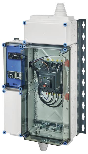 Elektrischer Schaltschrank mit transparentem Gehäusedeckel, zeigt interne Schaltkreise und Anschlüsse, montiert an Wandhalterung.