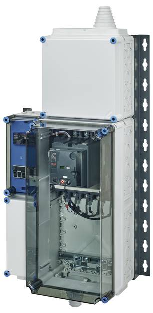 Ein elektrisches Gehäuse zeigt Schalter und Verkabelungselemente in einem transparenten Kasten, montiert an einer Metallhalterung.