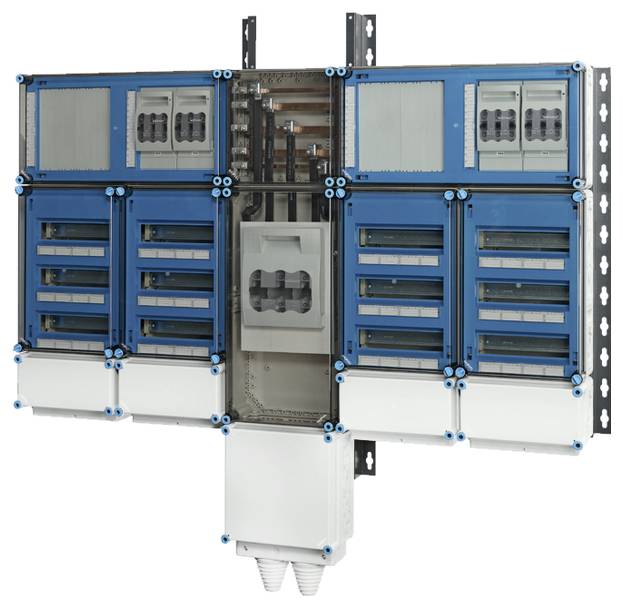 Ein offener elektrischer Schaltschrank mit blauen und weißen Modulen, die verschiedene Geräte und Kabelsysteme enthalten.