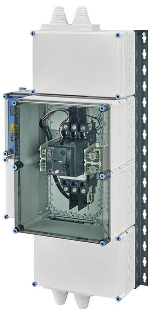 Gehäuse mit Sicherungsschalter in einem transparenten Kasten, montiert an einer Metallhalterung. Hauptsächlich für Elektroinstallationen.