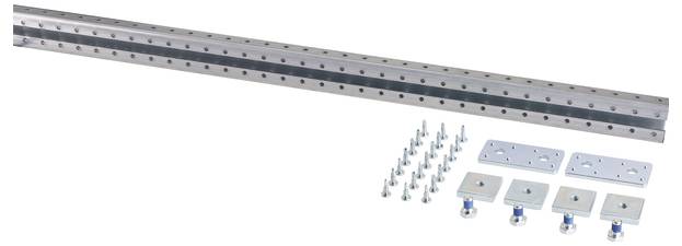 Aluminiumprofil mit vorgebohrten Löchern, begleitet von Schrauben und Montageplatten. Ideal zur Befestigung in Bauprojekten.
