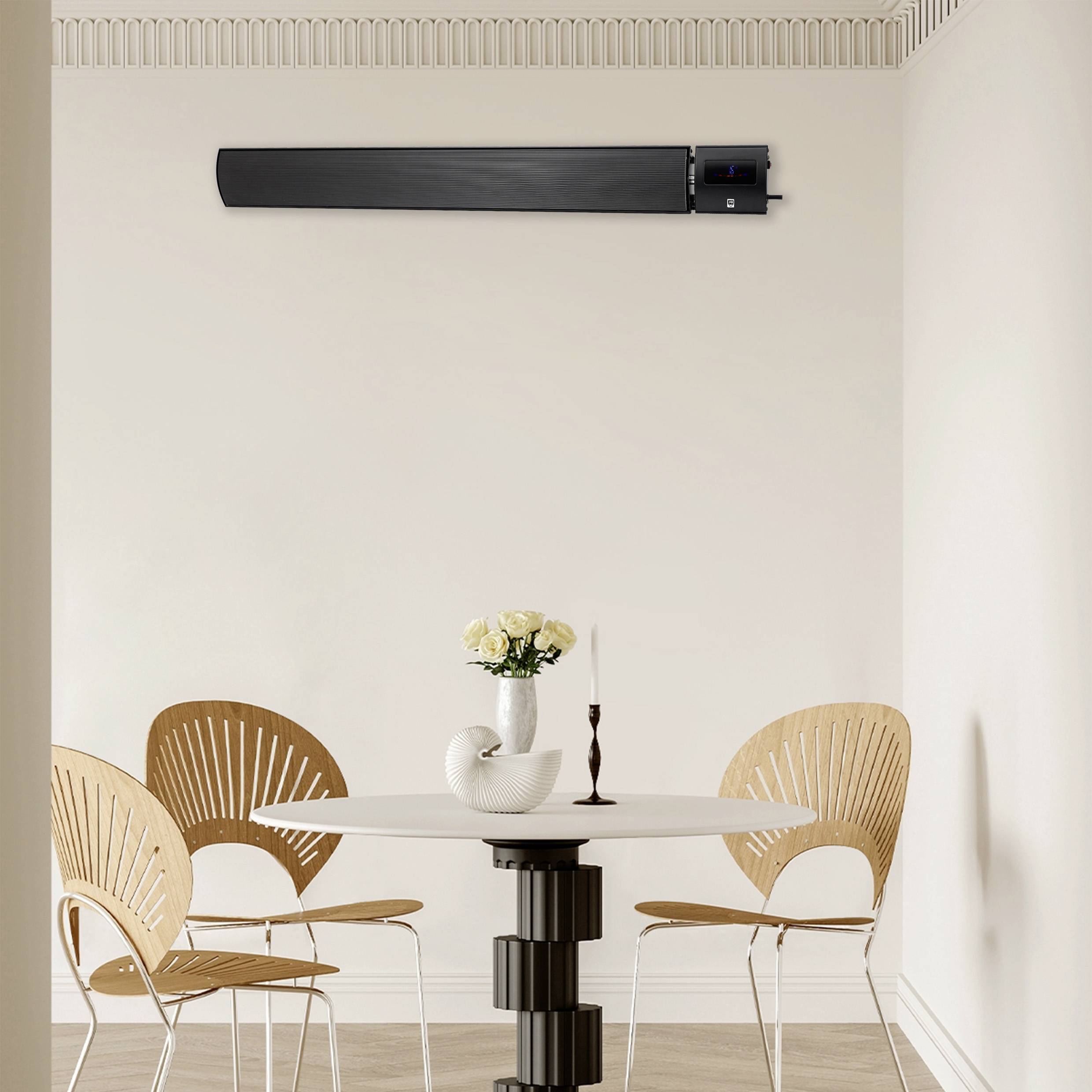 Zwei Stühle und ein Tisch mit Blumen und Kerzen vor einer weißen Wand, an der oben eine schwarze Klimaanlage montiert ist.