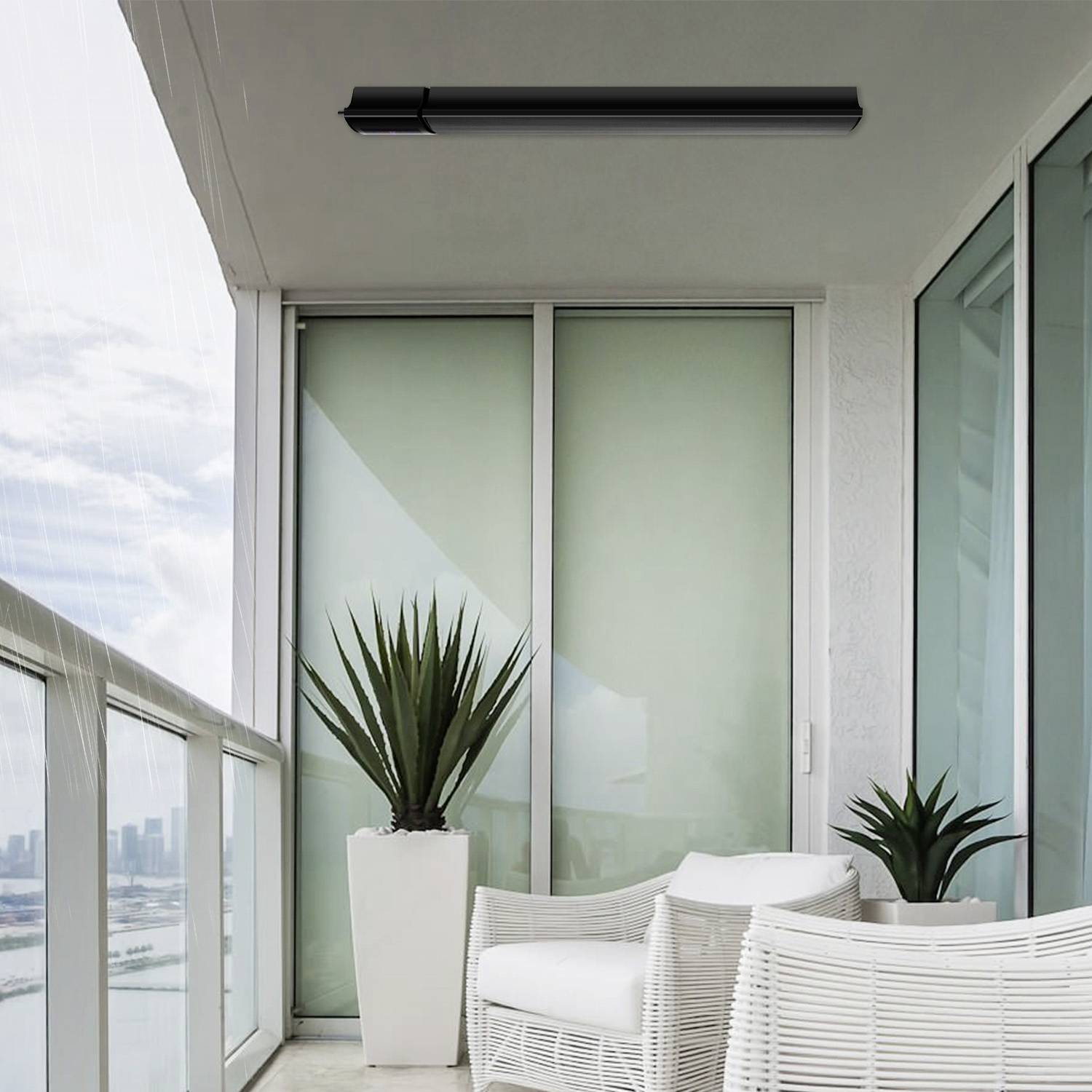 Ein moderner Balkon mit Glasgeländer, weißen Stühlen und großen Pflanzen. Fenster im Hintergrund bieten Blick auf eine Stadtlandschaft.