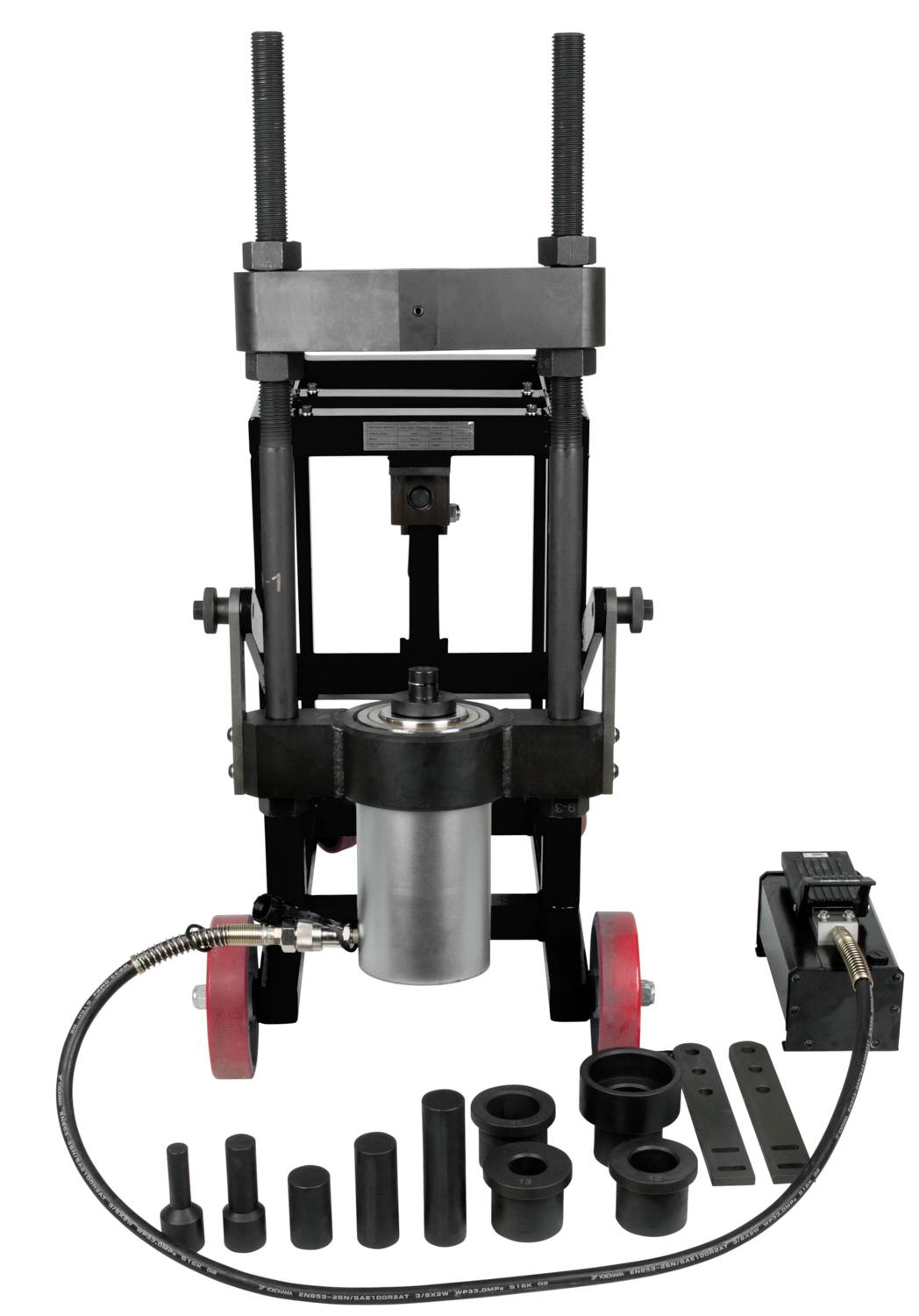 Eine hydraulische Presse mit Zubehör, darunter verschiedene Aufsätze und eine Pumpe, zur Reparatur und Wartung von Metallteilen.