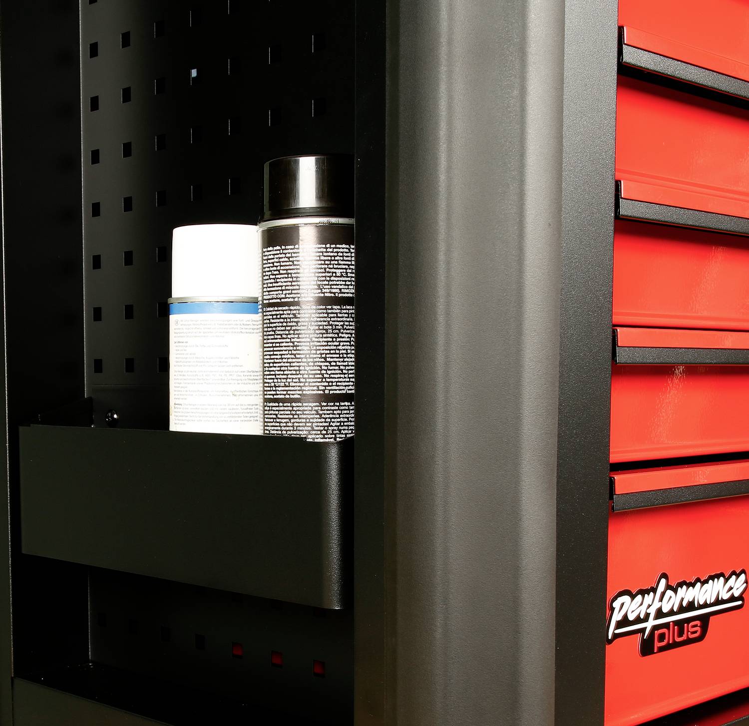 Schwarzer Werkzeugschrank mit roten Schubladen. Zwei Dosen stehen im offenen Fach links.