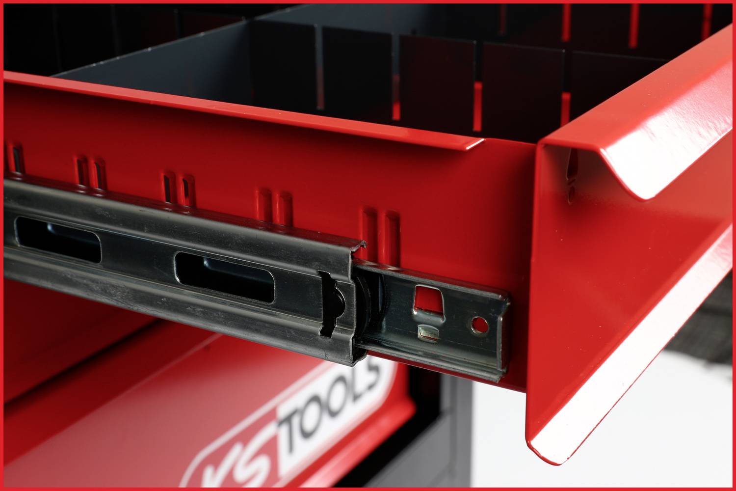 Geöffnete rote Werkzeugschublade mit stabilen Metallschienen. Markenlogo 'KS Tools' sichtbar.