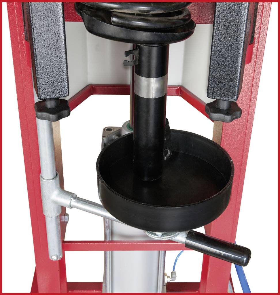 Hydraulische Presse mit rotem Rahmen und schwarzem Zylinder, Hebel zur Bedienung. Verwendet zur Kompression von Materialien.