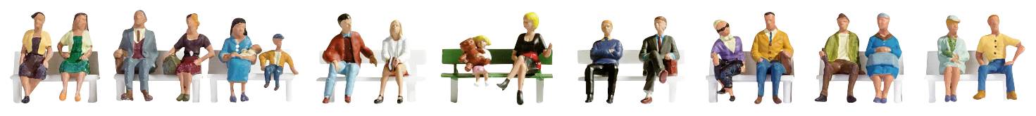 Eine Reihe von Miniaturfiguren, die auf einer Bank sitzen, darunter Erwachsene in Alltagskleidung und ein Kind mit einem Hund.