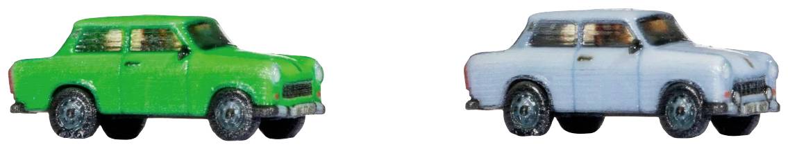Zwei Modellautos, links in Grün, rechts in Blau, nebeneinander auf weißem Hintergrund.