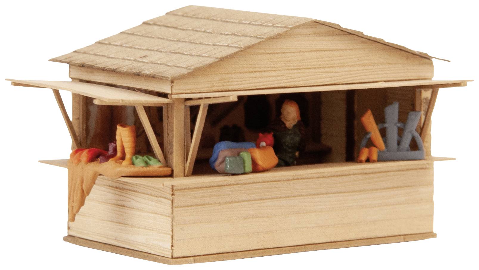 Ein handgefertigter Holzstand mit offenem Fenster zeigt bunte Stoffrollen und eine kleine Figur darin.