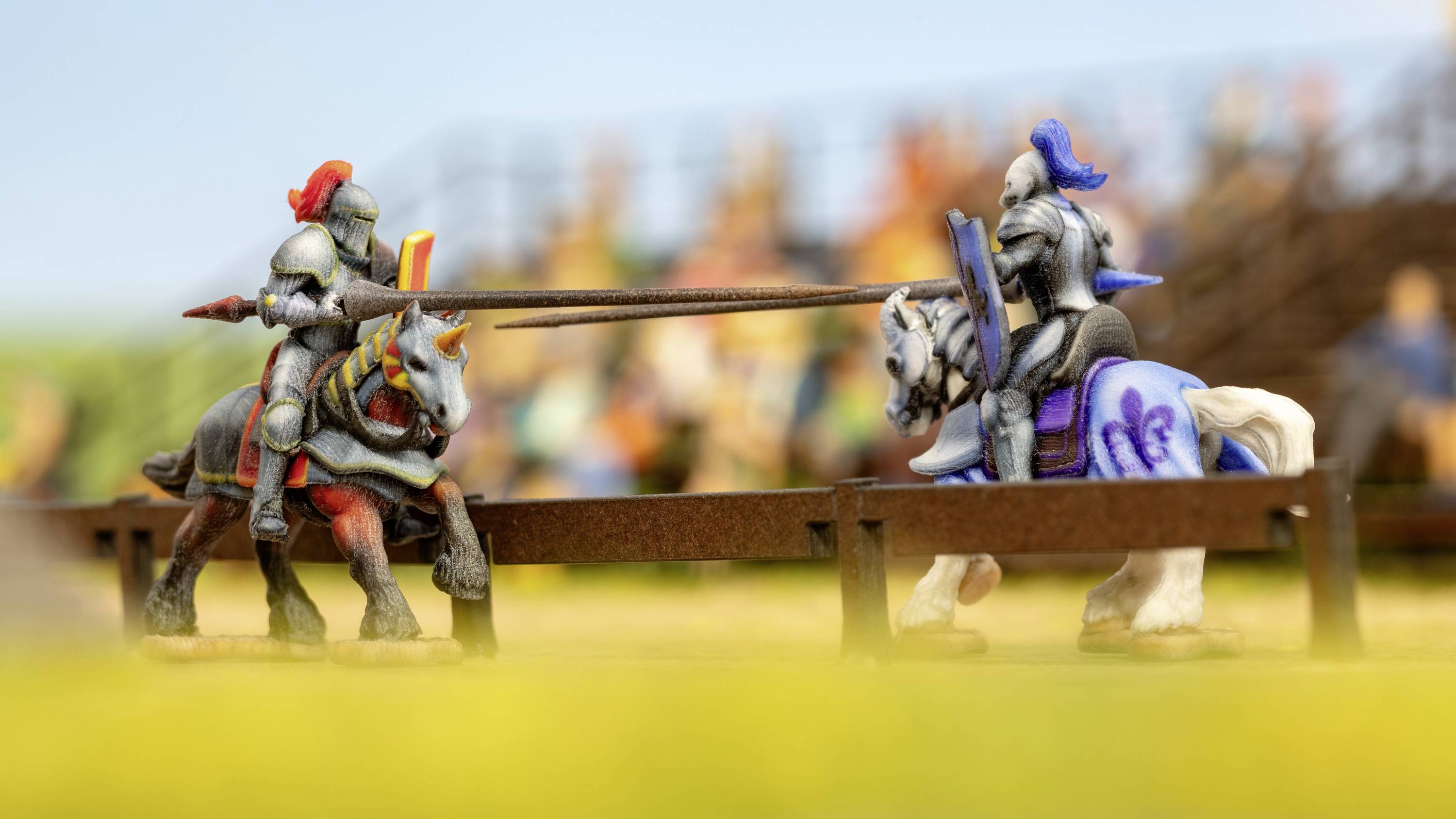 Ritterturnier: Zwei Ritter kämpfen auf Pferden mit Lanzen in einer Arena, Zuschauer im Hintergrund.