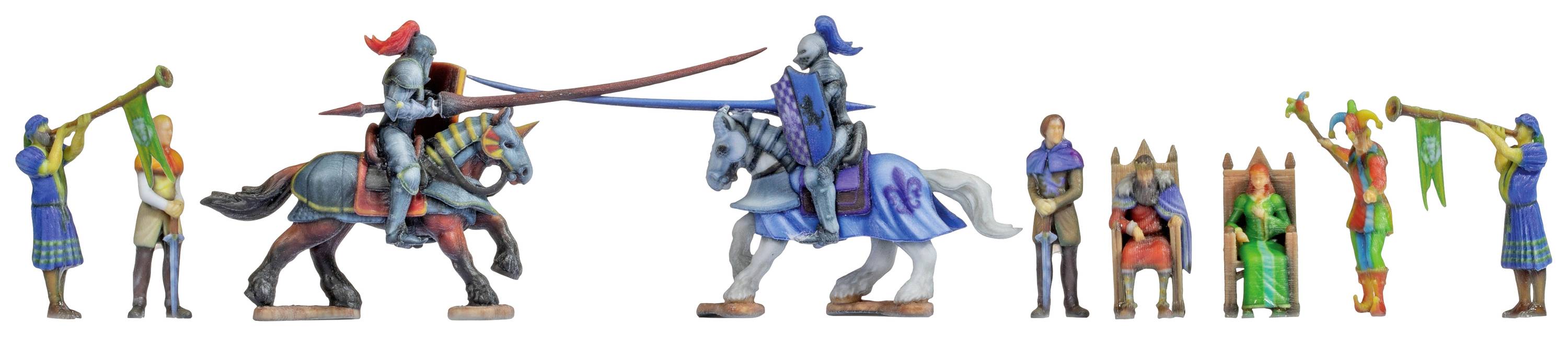 Zwei Ritter auf Pferden mit Lanzen kämpfen gegeneinander, flankiert von Figuren, die Trompeten spielen.