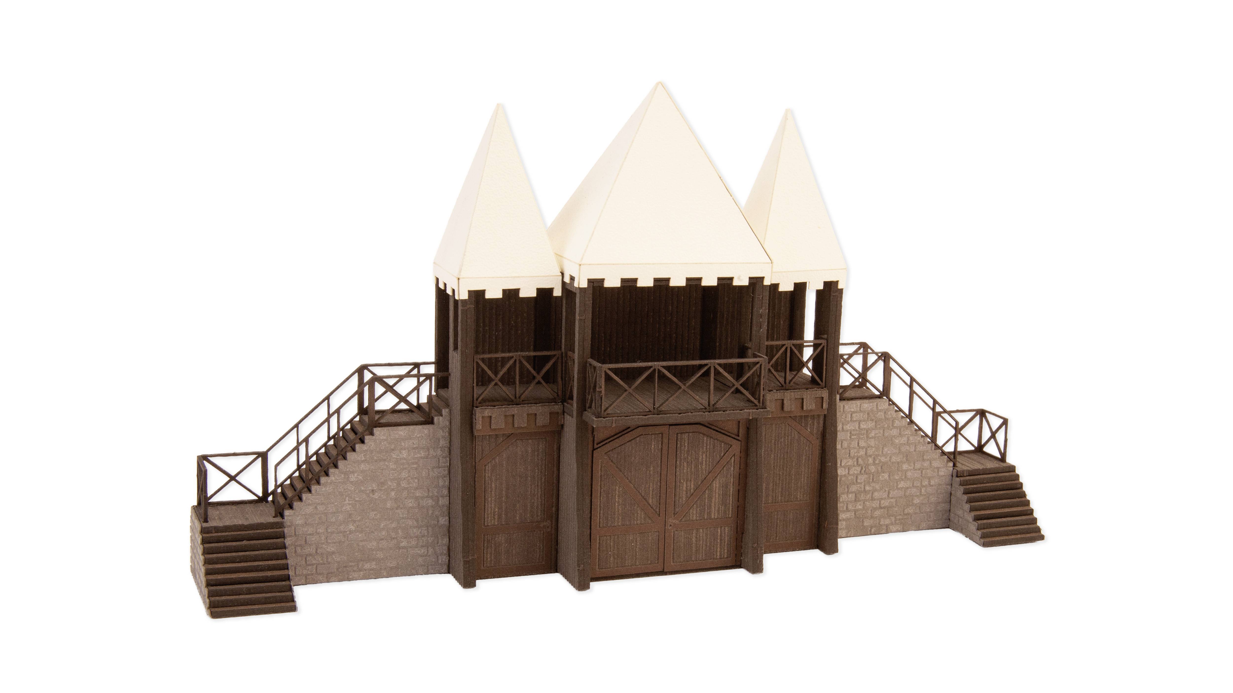 Holzmodell eines mittelalterlichen Turms mit vier spitzen, weißen Dächern und Treppen auf beiden Seiten.