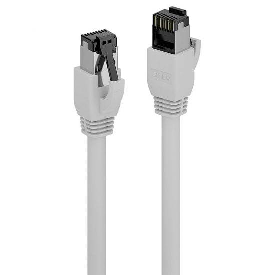 Zwei graue Ethernet-Kabel mit RJ45-Steckern, geeignet für Netzwerkverbindungen, auf weißem Hintergrund.