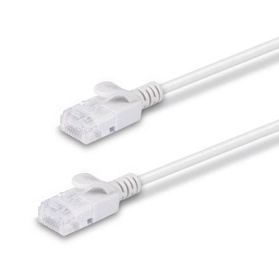 Zwei weiße Ethernet-Kabel mit RJ45-Steckern, verwendet für Netzwerkverbindungen.