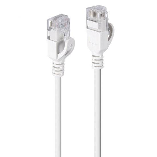 Zwei weiße Ethernet-Kabel mit RJ45-Steckern, vertikal nebeneinander angeordnet, auf weißem Hintergrund.