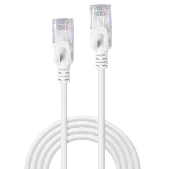 Ein weißes Ethernet-Kabel mit zwei RJ45-Steckern, die Klarplastik-Abdeckungen haben, liegt locker gewickelt.